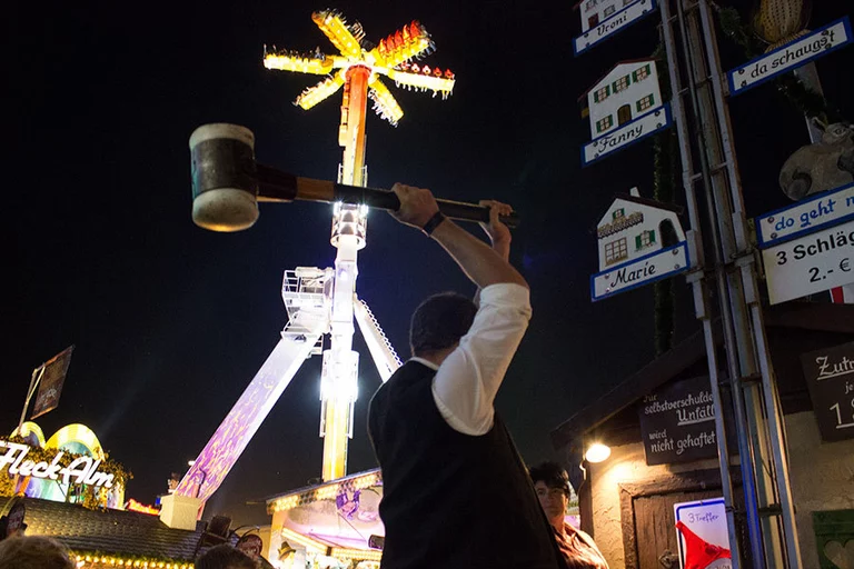 Oktoberfest - "Hau den Lukas" mit guter Stimmung auf der Wiesn (Nachts)