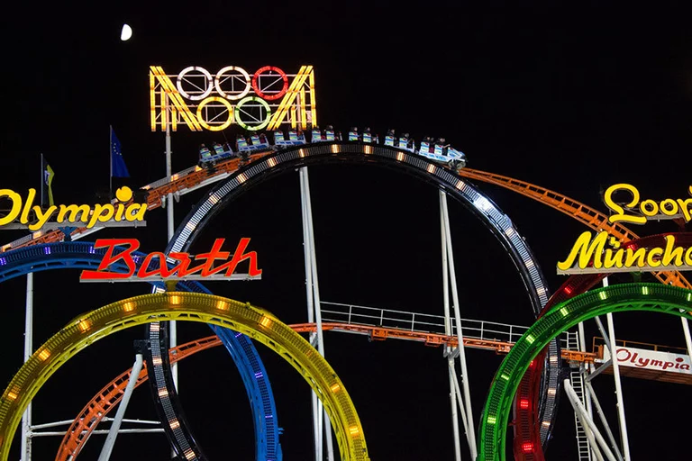 Oktoberfest Achterbahn Fünfer Looping Wiesn Nachts 2 — © Der Olympia-Looping auf dem Oktoberfest