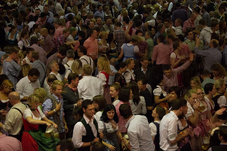 Oktoberfest Wiesn am Abend Bierzelt Menschen — © Gegen Geld lassen einige Ordner immer wieder Gäste in ein überfülltes Zelt. Foto: Rico Güttich / münchen.tv