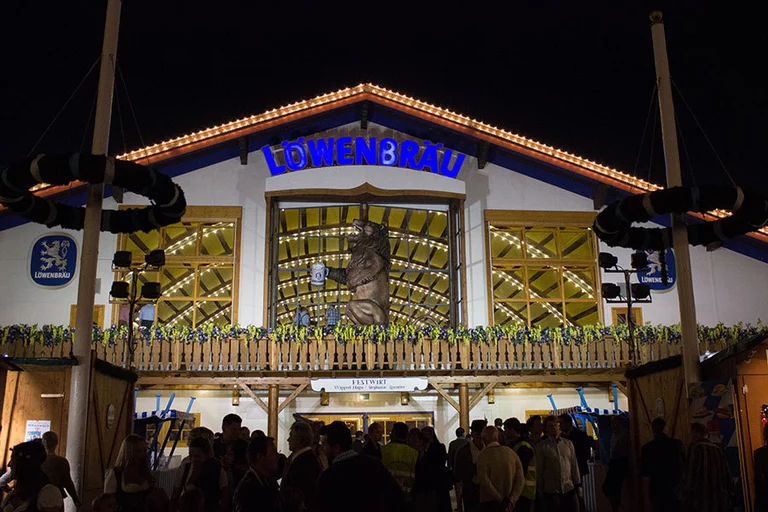 Oktoberfest München Löwenbräu Festzelt Wiesn — © Rico Güttich / münchen.tv