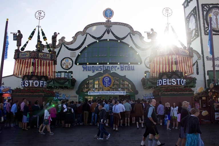augustiner festhalle oktoberfest wiesn zelt eingang