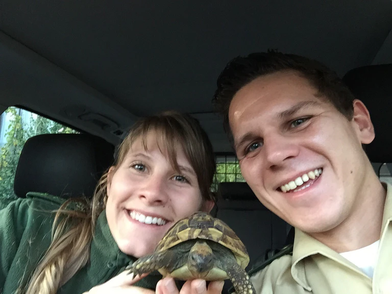 Polizei mit Schildkröte — © Hier das Bild eines anderen Einsatzes, als die Polizei in Germering eine Schildkröte "in Gewahrsam nahm".