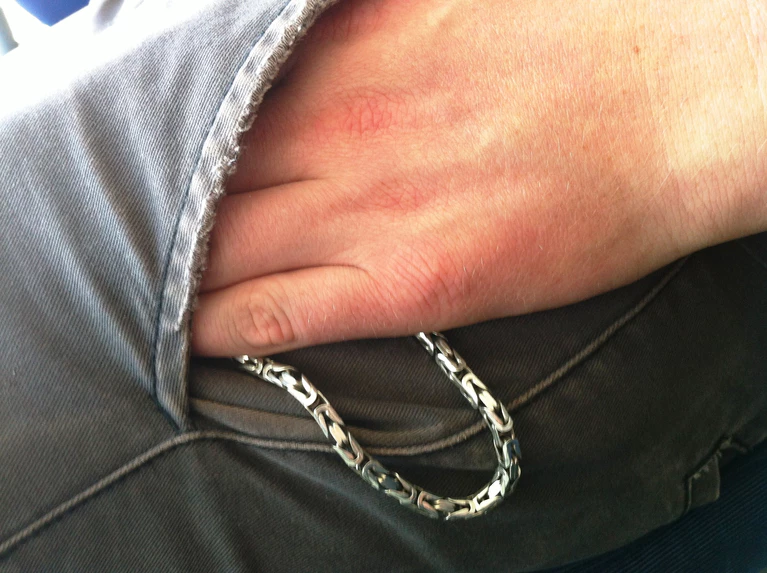 Diebsbstahl - Schmuck in Tasche gesteckt