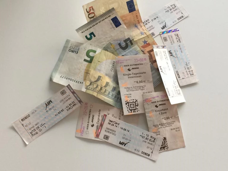 Fahrkarten und Geldscheine öffentliche in München