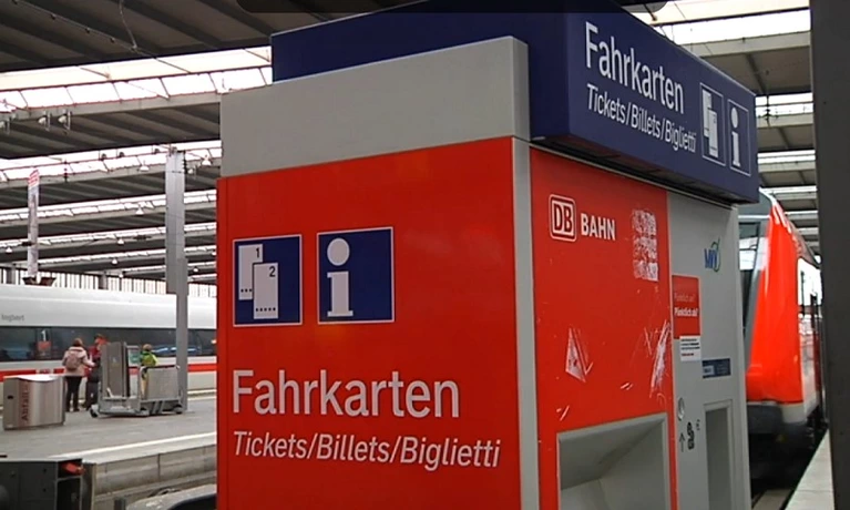 Ein Fahrkartenautomat der Deutschen Bahn an einem Bahnhof in München