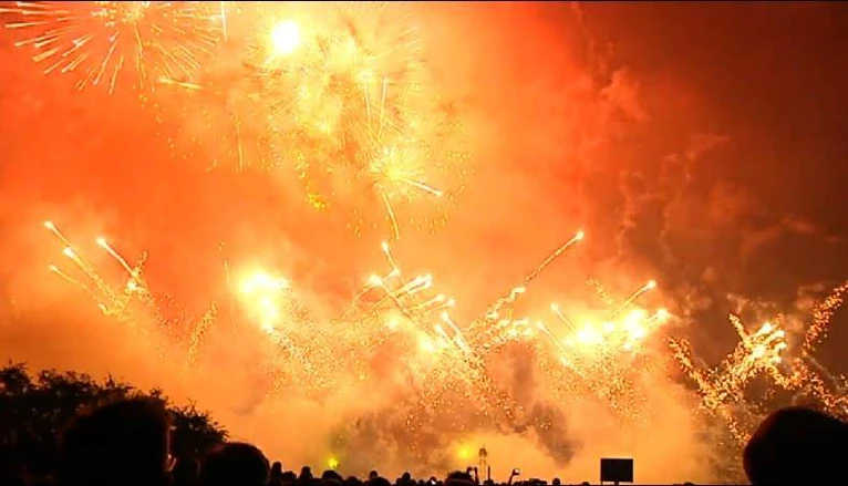  — © Zentrales Feuerwerk oder lieber mit Freunden böllern?