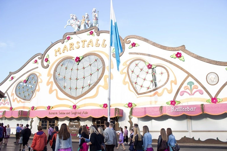marstall festzelt eingang oktoberfest wiesn