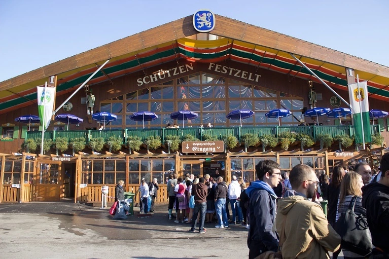 schützen festzelt eingang oktoberfest wiesn.