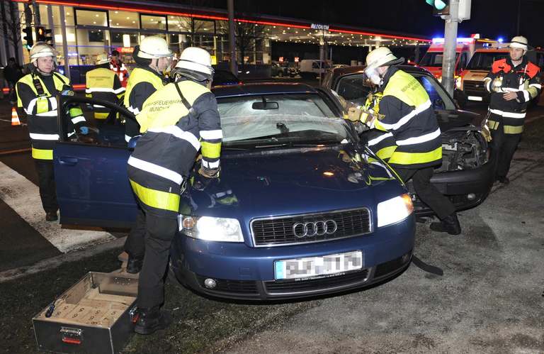 Unfall Chiemgaustraße Unfallschaden — © Foto der Berufsfeuerwehr München