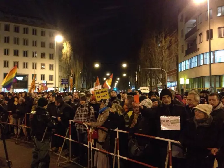 demo muenchen ist bunt gegen pegida bagida — © Symbolfoto einer Demo in München