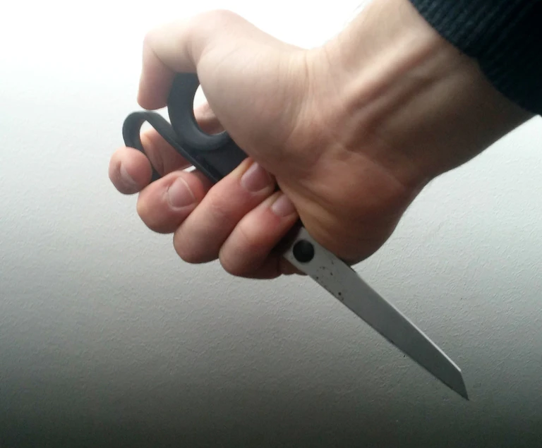 angriff mit schere münchen — © Ungewünschter Haarschnitt sorgt für Eskalation in einem Friseursalon. Symbolbild