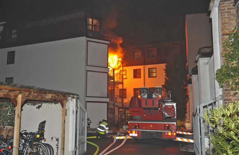 München-Westend: Feuer in Gemeinschaftsunterkunft für Flüchtlingskinder — © Foto der Berufsfeuerwehr München