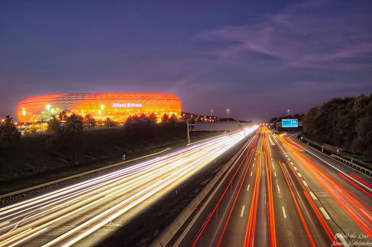 Ausblick auf die Allianz Arena in München — © Ausblick über die Autobahn auf die Allianz Arena - Bild: Janusz Lubojansky - Behind the Lens