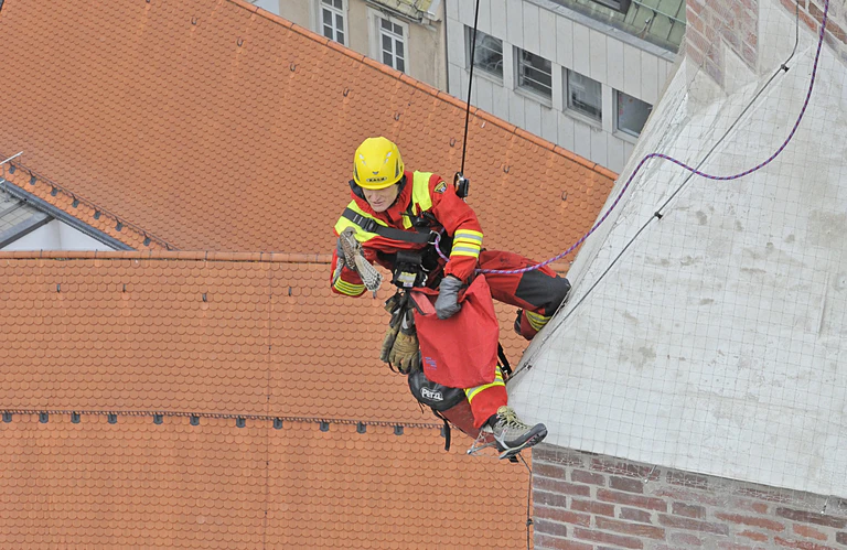 Feuerwehr Rettet Turmfalke auf Frauenkirche in München — © Foto der Berufsfeuerwehr München