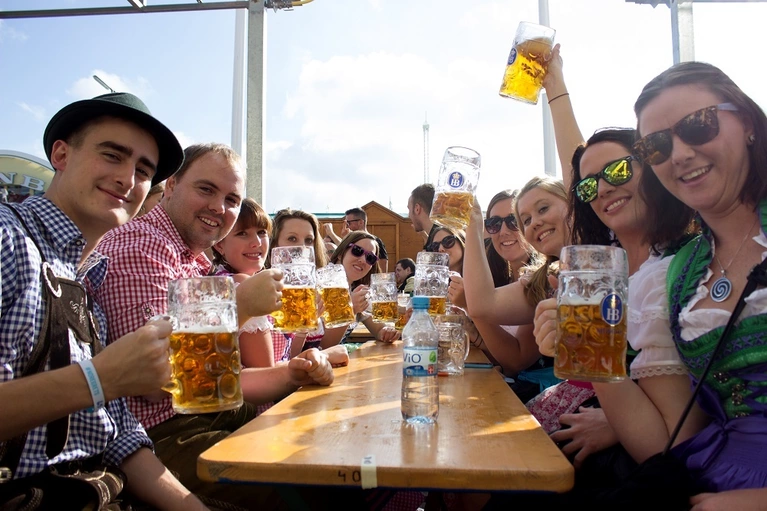 mass bier trinken wiesn oktoberfest