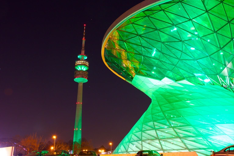 St. Patrick's Day 2014 - Greening München Olympiaturm und BMW Welt ©D.I.F. e.V. / Fotograf Andreas Kotowski Kostenfreie Verwendung nur bei Nennung des Copyrights — © St. Patrick's Day 2014 - Greening München Olympiaturm und BMW Welt ©D.I.F. e.V. / Fotograf Andreas Kotowski