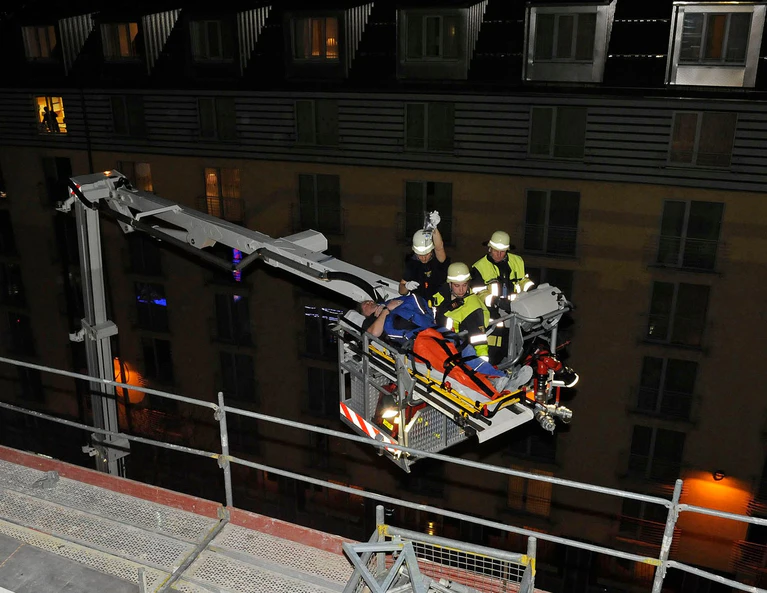 feuerwehr einsatz bayerstrasse rettung baustelle — © Foto der Berufsfeuerwehr München