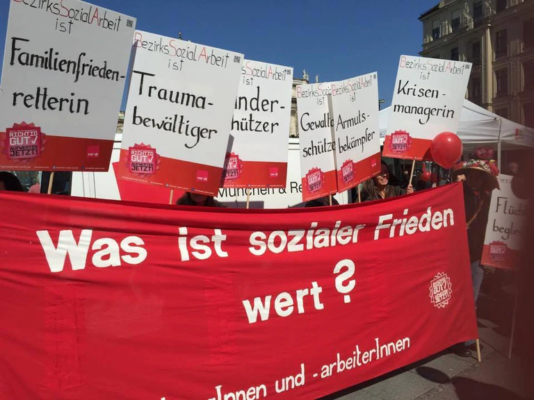Kita-Streik Erzieherinnen und Erzieher auf der Starße beim Demonstrieren