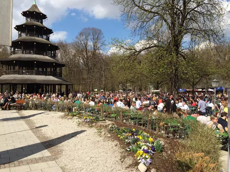 Chinesischer Turm am Englischen Garten München Frühlingswetter — © Flanieren am chinesischen Turm mitten im Englischen Garten. Dafür ist München bekannt Foto: Redaktion