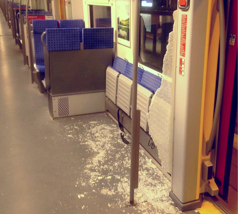 Scheibe Randalierer Sbahn — © Foto: Bundespolizei