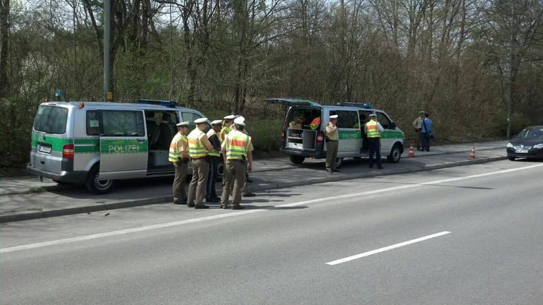 Die Polizei im Einsatz im Bayerischen Blitzermarathon. — © Die Polizei im Einsatz: Kontrolle beim Blitzermarathon