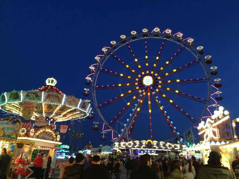 Münchner Frühlingsfest: Bunte Lichter vom Riesenrad und Kettenkarussell — © Münchner Frühlingsfest: Bunte Lichter vom Riesenrad und Kettenkarussell