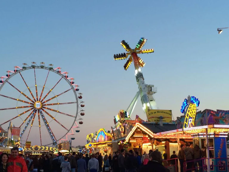 Münchner Frühlingsfest mit seinen Ständen und Fahrgeschäften — © Das Münchner Frühlingsfest mit seinen Ständen und Fahrgeschäften