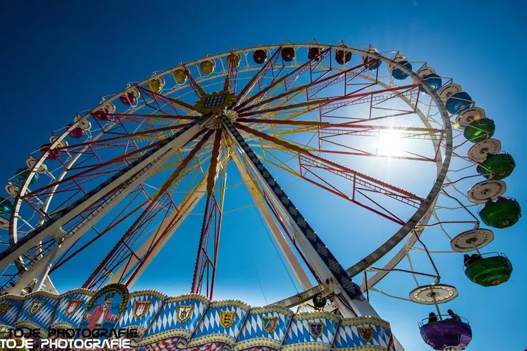 Münchner Frühlingsfest: Das Riesenrad — © Münchner Frühlingsfest: Das Riesenrad - <a href="https://www.facebook.com/pages/TOJE-Photografie/491155321019561?fref=ts" target="_blank">Foto : TOJE Photografie</a>