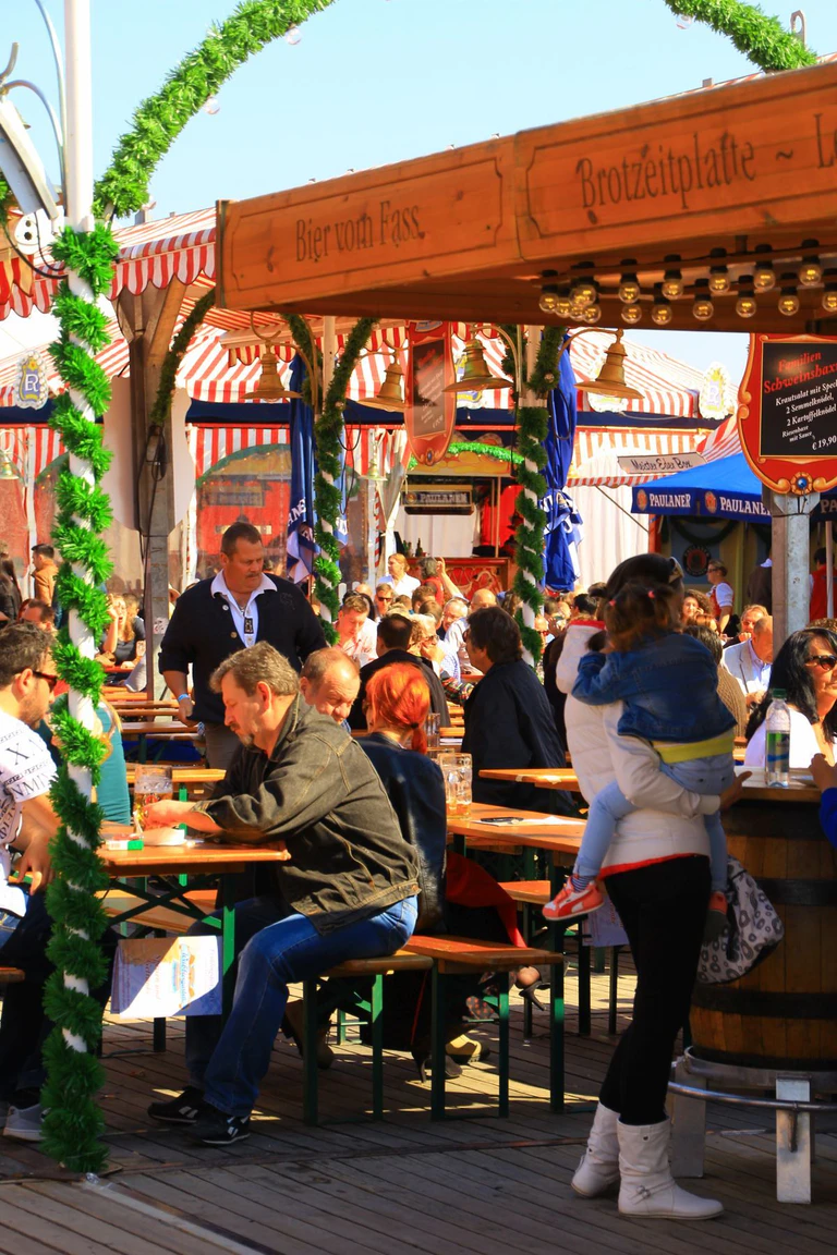 Biergarten auf dem Frühlingsfest — © Im Biergarten können Sie sich vom vielen Fahren erholen