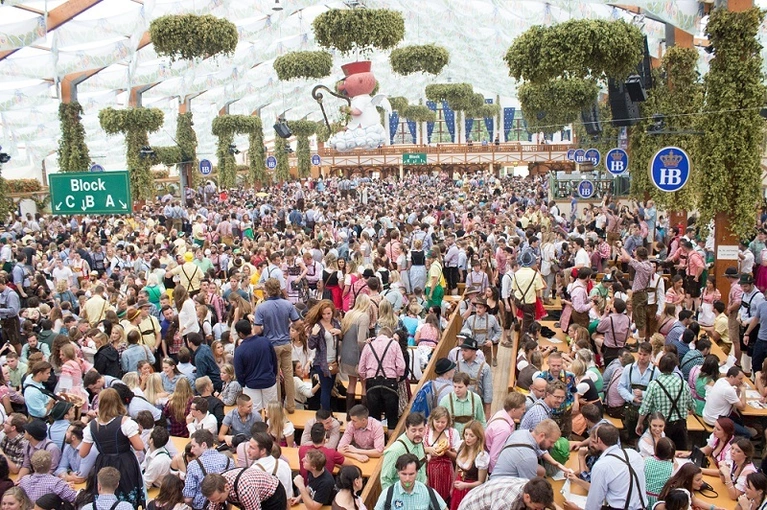 Wiesn: Im Zelt auf dem letzten Oktoberfest — © Ausgelassene Stimmung im Hofbräu auf der Wiesn.