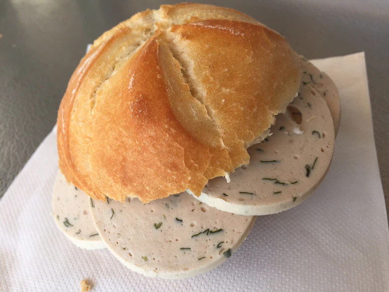 wurstsemmel gelbwurst brotzeit essen — © Danke an Metzgerei Friedl auf dem Viktualienmarkt
