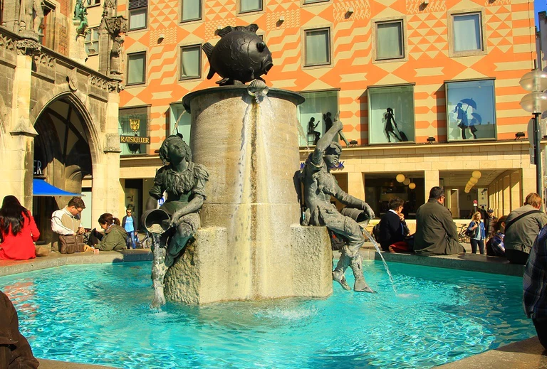 Ein echter Münchner-Treffpunkt: Der Fischbrunnen am Marienplatz — © Ein echter Münchner-Treffpunkt: Der Fischbrunnen am Marienplatz