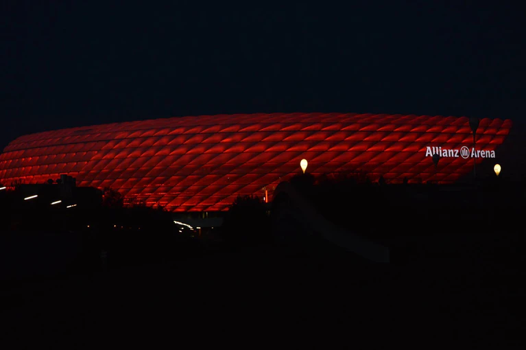 Allianz Arena bei Nacht im strahlenden Bayern-Rot. — © Allianz Arena bei Nacht im strahlenden Bayern-Rot. Foto: Zura aus München