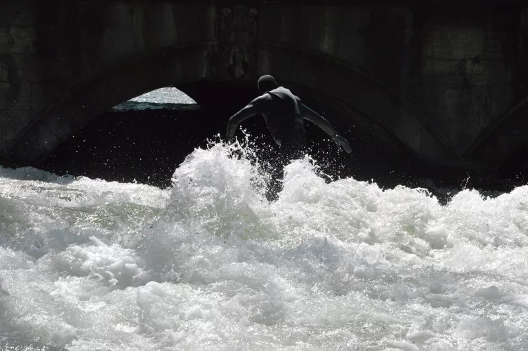 Surfer auf dem Eisbach