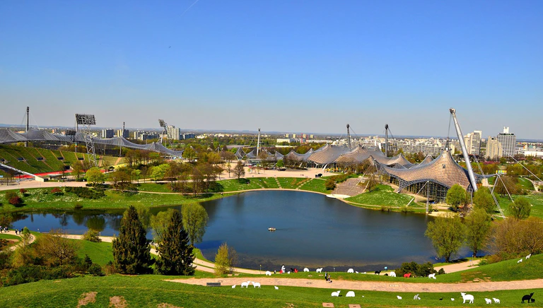 Zu sehen sind der Olympiapark, der See und das Olympiastadion — © Foto: Zura aus München 