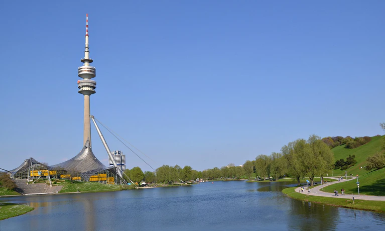 Bild aus dem Olympiapark. Zu sehen sind auch der See und der Olympiaturm. — © Wunderschön, der Olympiapark. Foto: Zura aus München