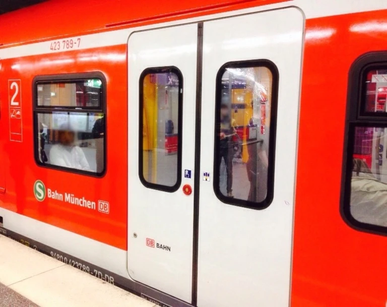 Beschädigte Fensterscheibe in S-Bahn München — © Beschädigte Fensterscheibe in S-Bahn München: Bundespolizeiinspektion München