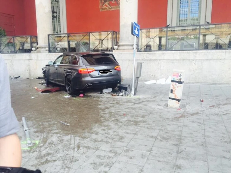 Nach Kollision mit BMW - Audi schleudert vor Münchner Staatsoper in Personengruppe - Schaden — © Nach Kollision mit BMW - Audi schleudert vor Münchner Staatsoper in Personengruppe