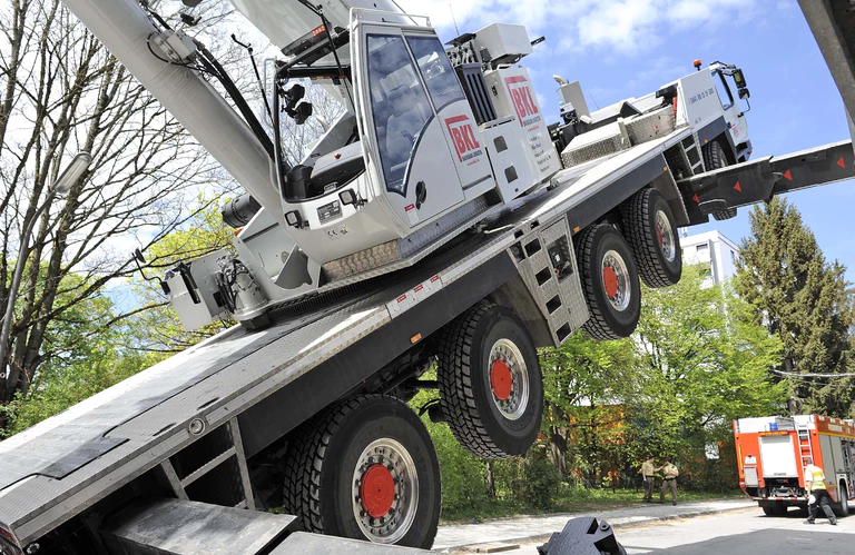 Umgestürzter Kran in der Kreillerstraße — © Foto: Berufsfeuerwehr München