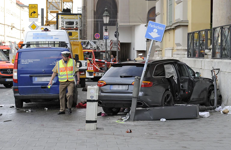 Berufsfeuerwehr: Unfall an der Oper ADAC Helikopter — © Foto: Berufsfeuerwehr München