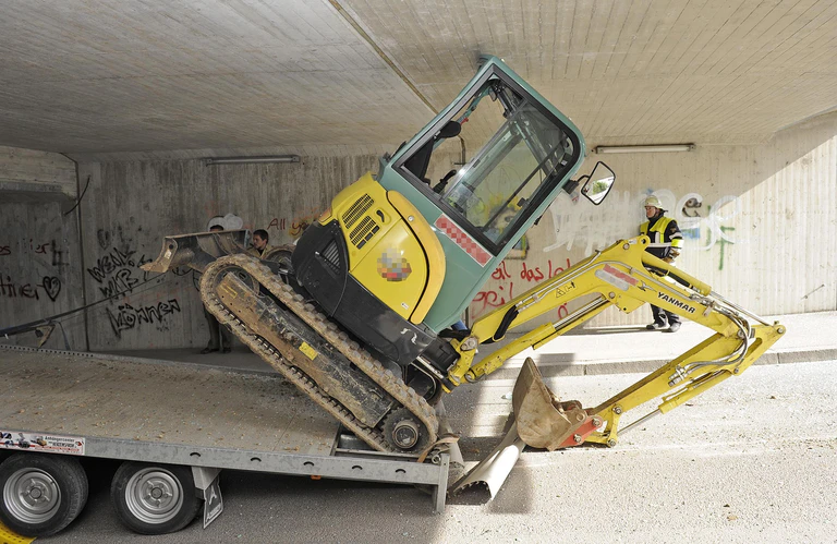 Der Bagger hebelte den Audi aus.  — © Der Bagger hebelte den Audi aus. Foto: Berufsfeuerwehr München