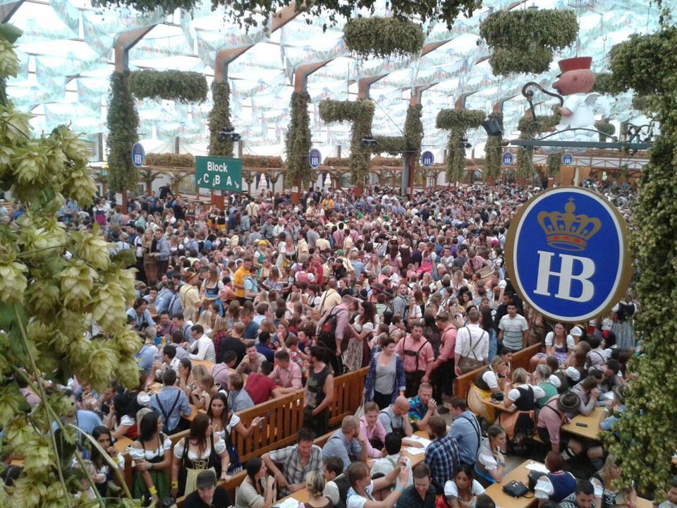 Hofbräu Festzelt Oktoberfest 2014 erster Tag kurz nach 9Uhr