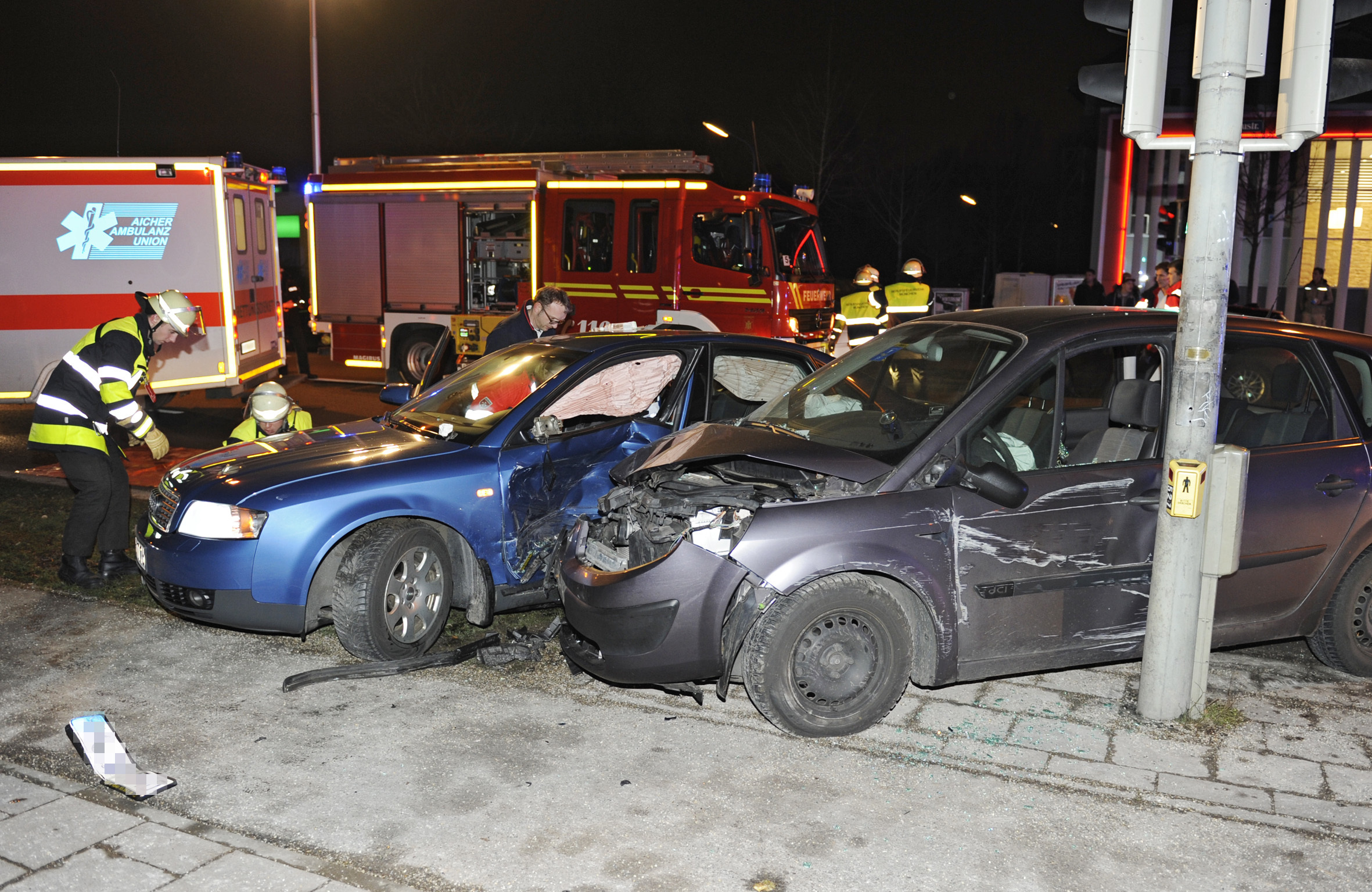Unfall Chiemgaustraße Unfallschaden, Foto der Berufsfeuerwehr München