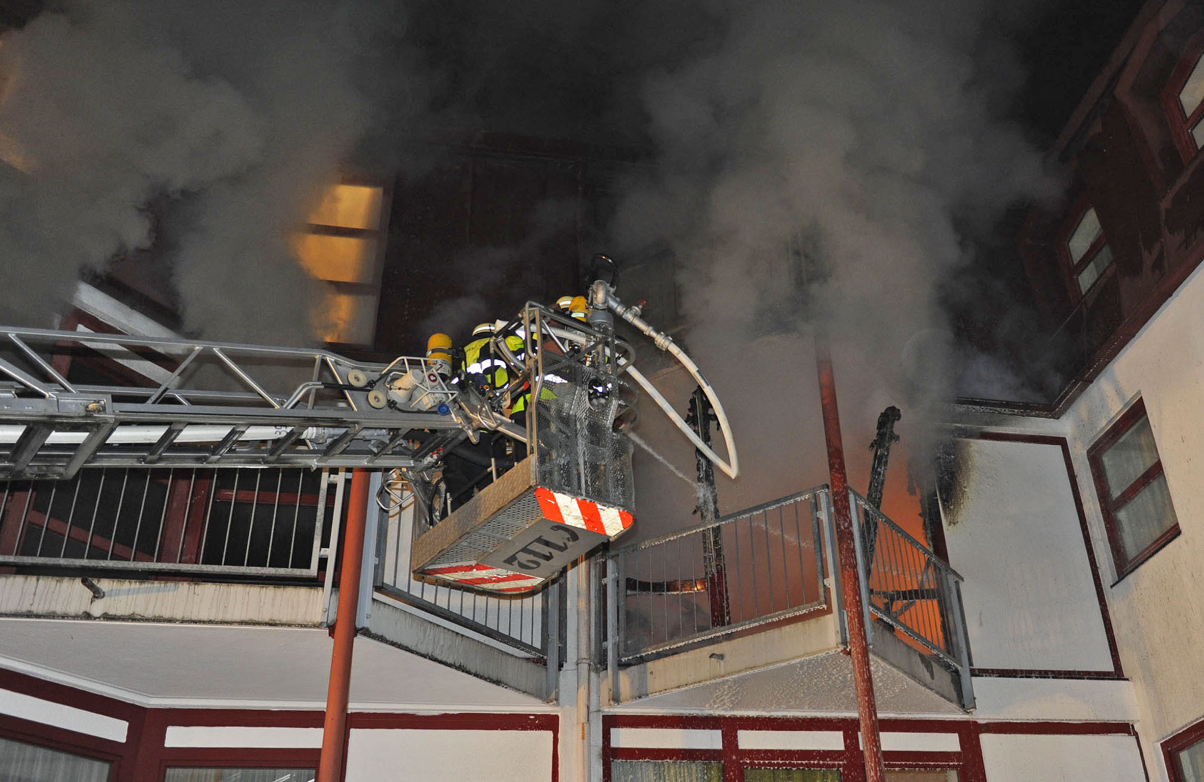München-Westend: Feuer in Gemeinschaftsunterkunft für Flüchtlingskinder, Foto der Berufsfeuerwehr München