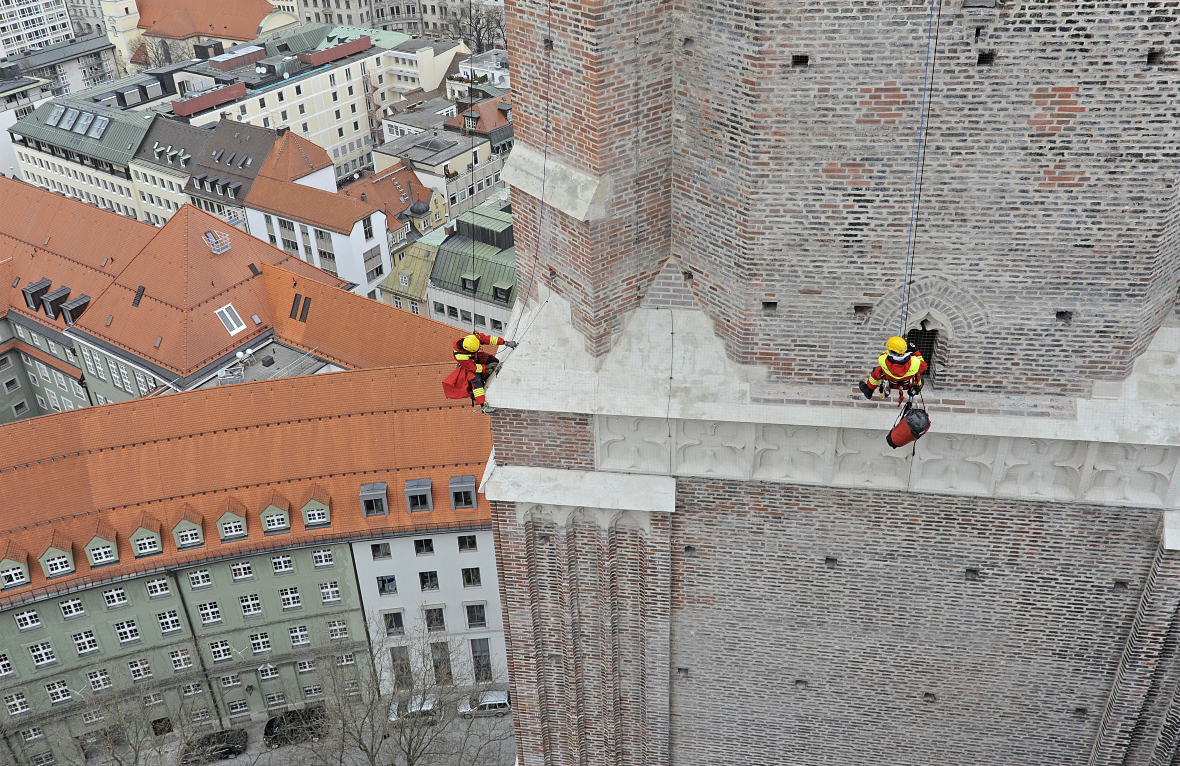 Feuerwehr Rettet Turmfalke auf Frauenkirche in München, Foto der Berufsfeuerwehr München