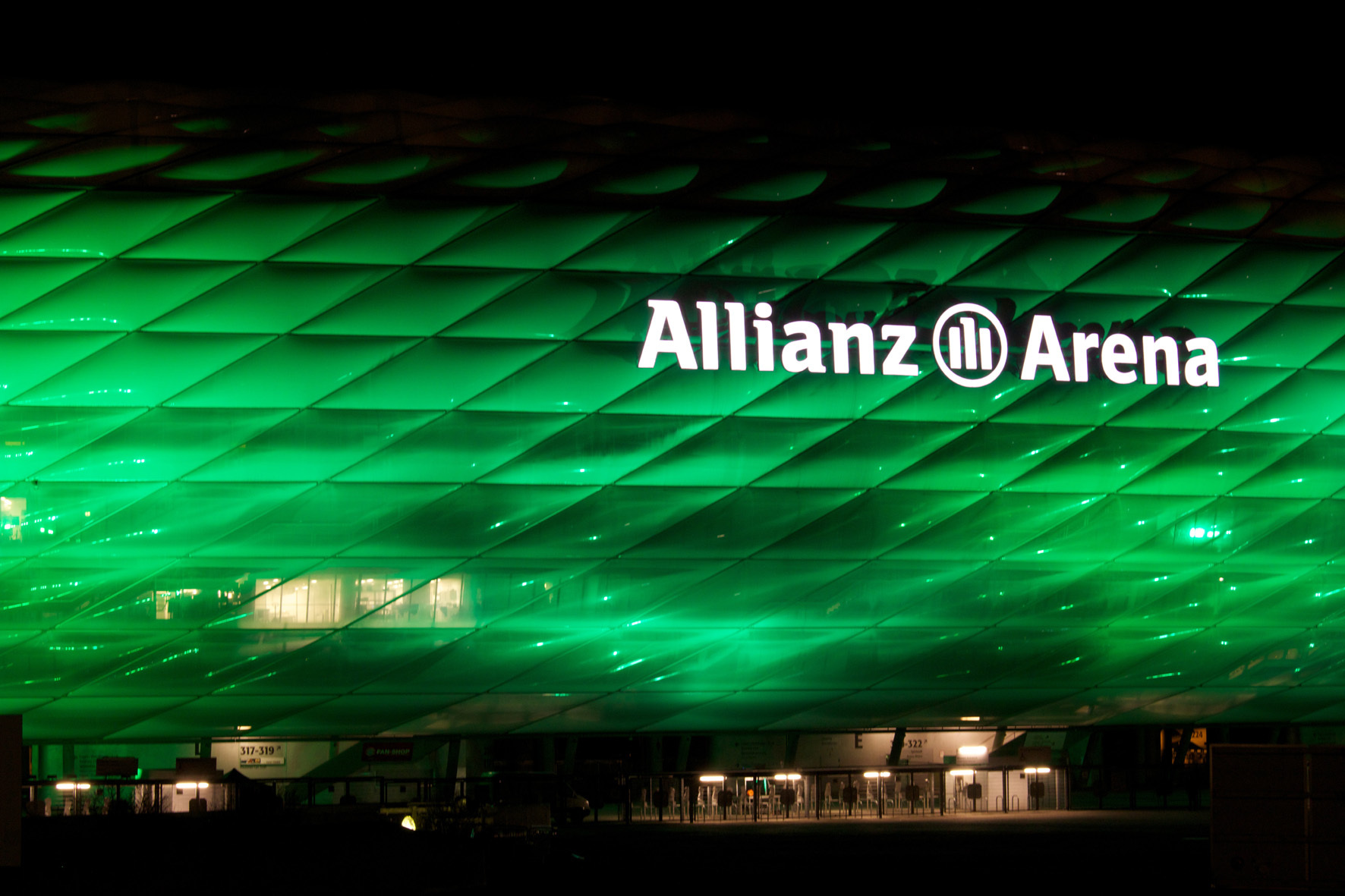 St. Patrick's Day 2014 - Greening München Allianz Arena in Grün, Bild: D.I.F. e.V. / Fotograf Andreas Kotowski