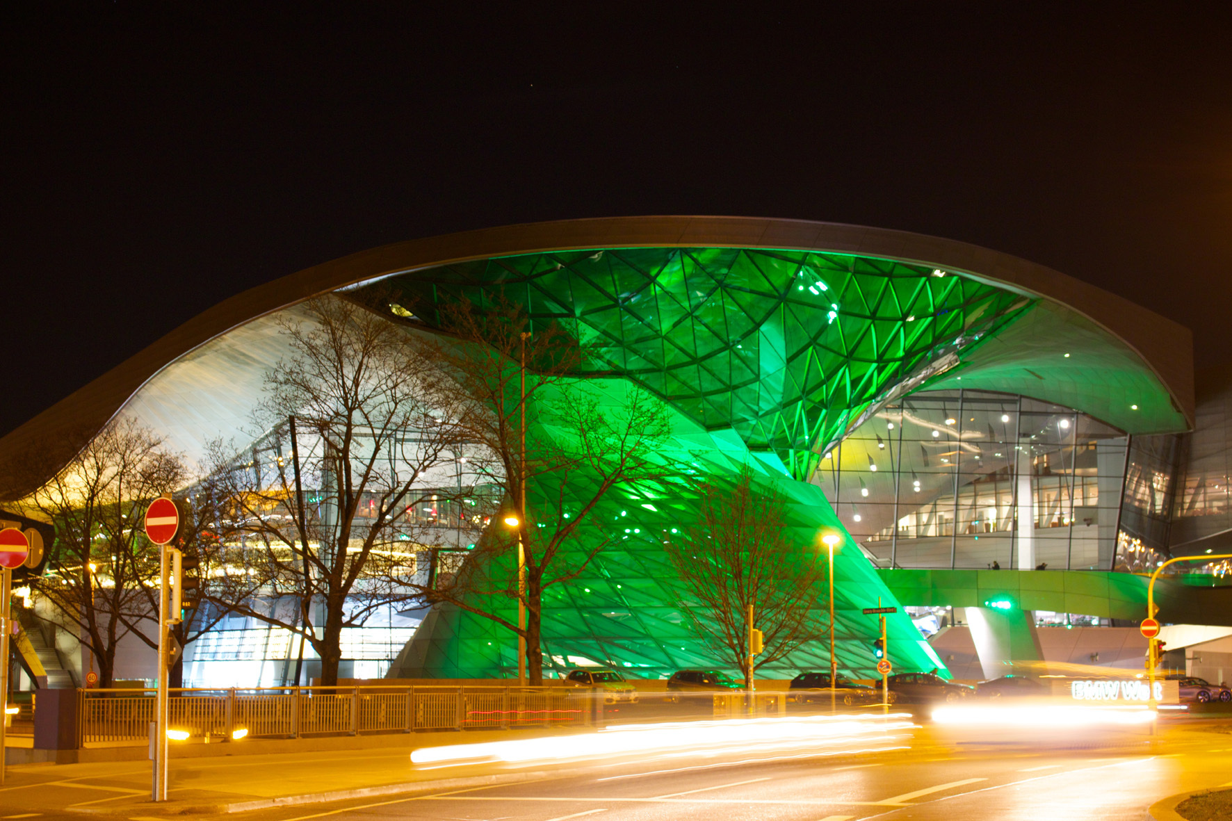 St. Patrick's Day 2014 - Greening München Die BMW Welt in grünem Licht ©D.I.F. e.V. / Fotograf Andreas Kotowski, St. Patrick's Day 2014 - Greening München Die BMW Welt in grünem Licht ©D.I.F. e.V. / Fotograf Andreas Kotowski