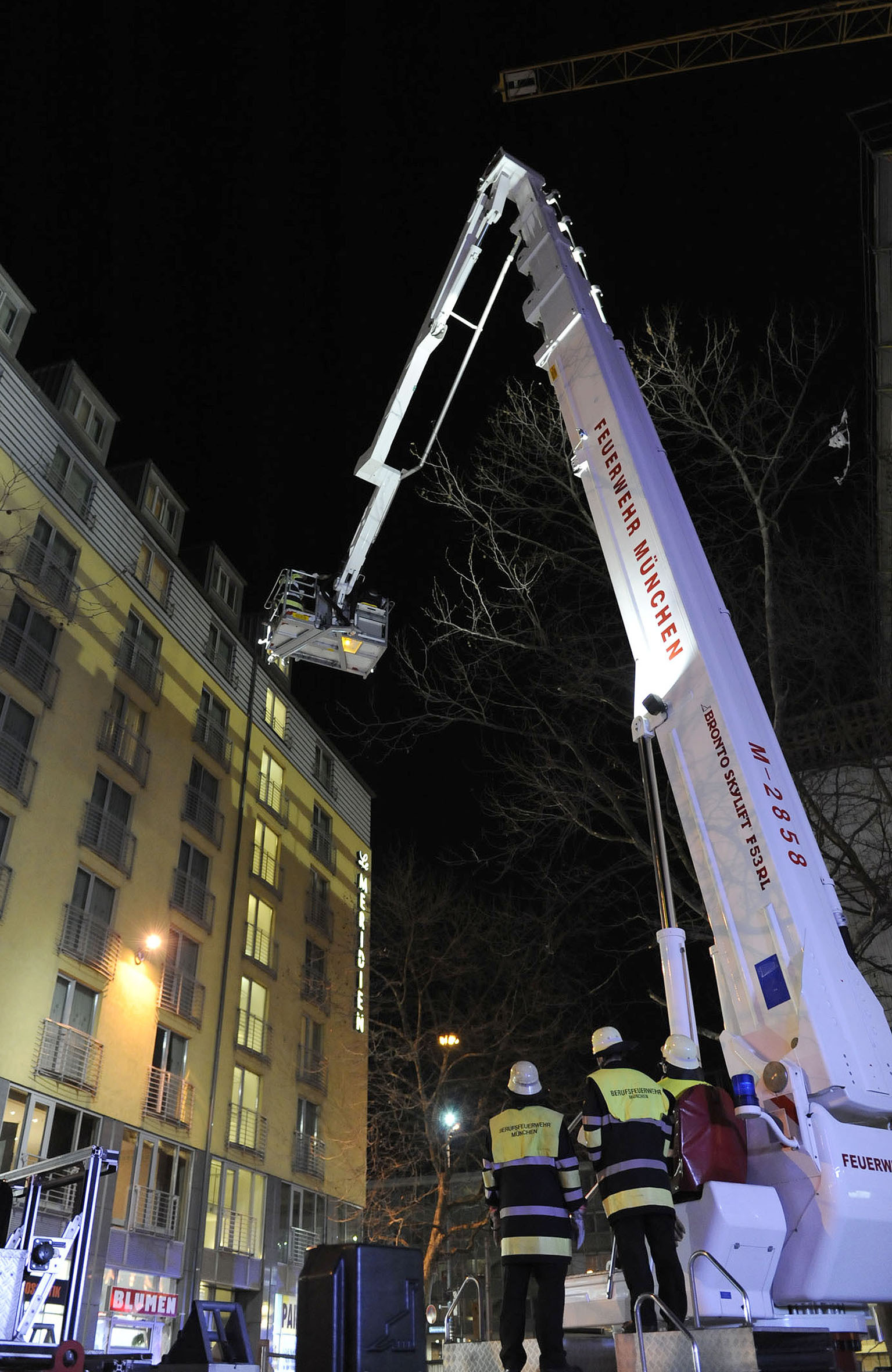 feuerwehr einsatz bayerstrasse rettung baustelle, Foto der Berufsfeuerwehr München
