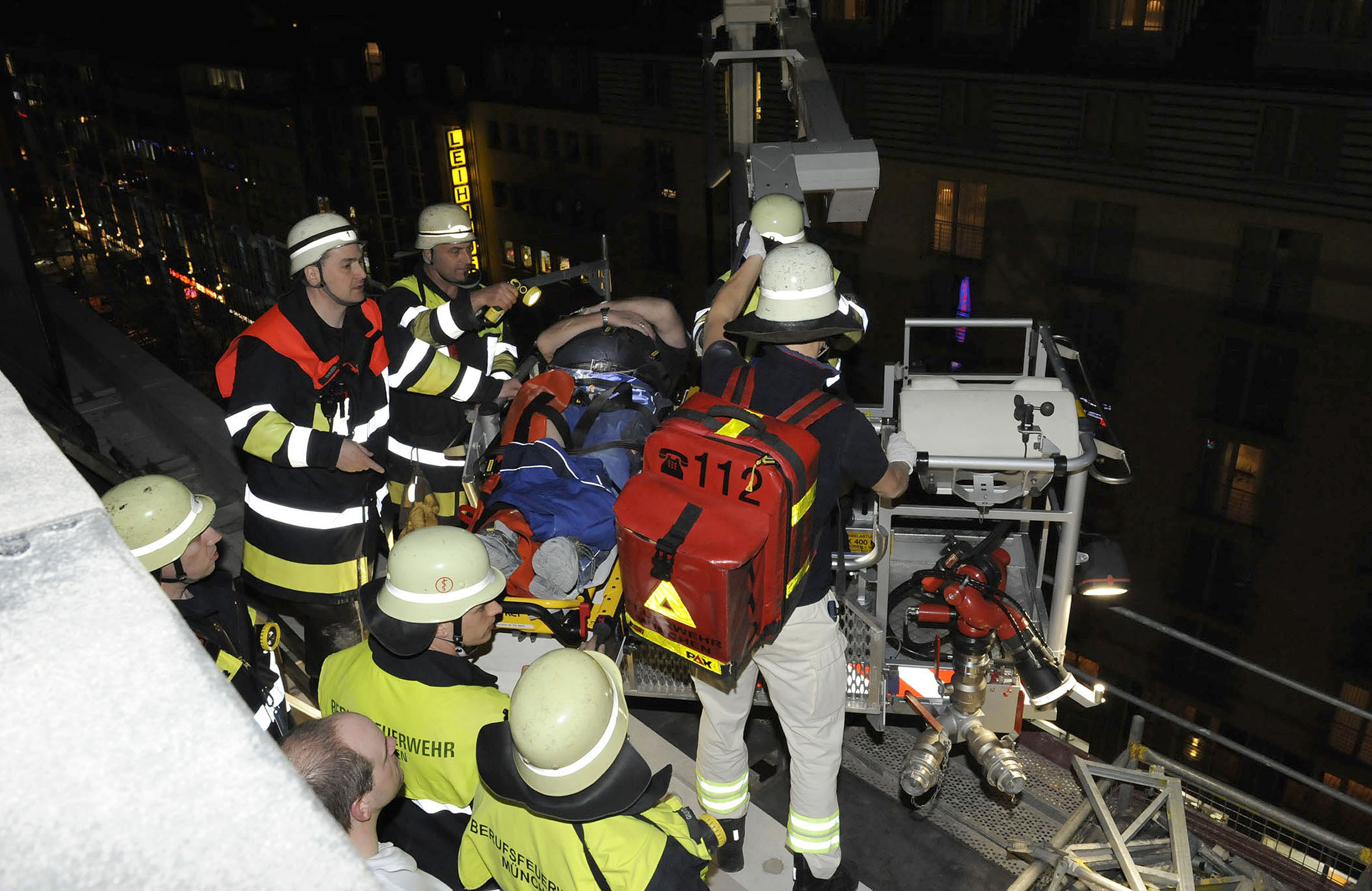 feuerwehr einsatz bayerstrasse rettung baustelle, Foto der Berufsfeuerwehr München