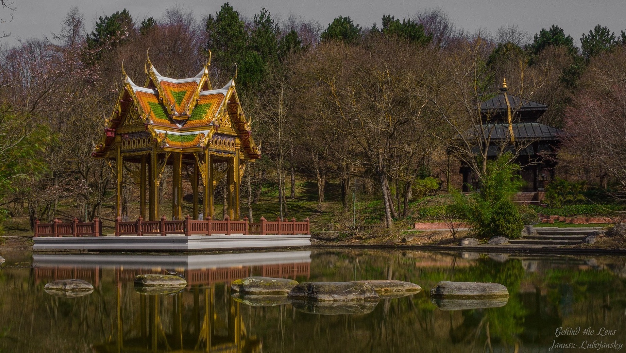 Nepalesische Pagode im Münchner Westpark, Nepalesische Pagode im Münchner Westpark Bild: Janusz Lubojansky - Behind the Lens
